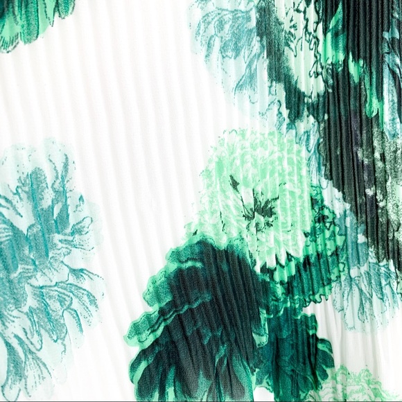 Cleo Asymmetrical Green Floral Blouse - Picture 8 of 12